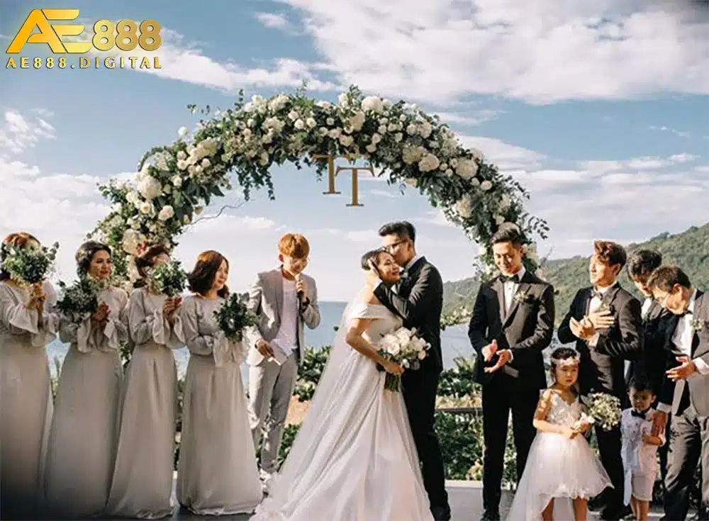 Mơ thấy đám cưới của bạn bè và đồng nghiệp cũng mang nhiều điềm báo tích cực cũng như tiêu cực. Tùy thuộc vào từng giấc mơ cụ thể mà bạn có thể rút ra ý nghĩa cho bản thân và mối quan hệ của mình.